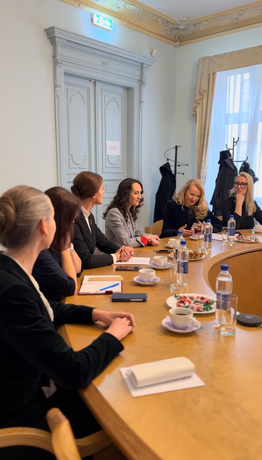 Tiesībsarga biroja telpās notiek tiesībsardzes Karinas Palkovas un tieslietu ministres Ineses Lībiņas – Egneres tikšanās. Sarunā piedalās Tiesībsarga biroja un Tieslietu ministrijas pārstāvji