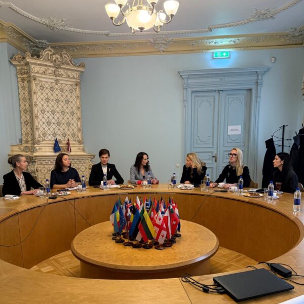 Tiesībsarga biroja telpās notiek tiesībsardzes Karinas Palkovas un tieslietu ministres Ineses Lībiņas – Egneres tikšanās. Sarunā piedalās Tiesībsarga biroja un Tieslietu ministrijas pārstāvji