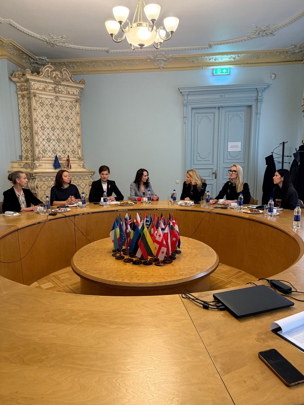 Tiesībsarga biroja telpās notiek tiesībsardzes Karinas Palkovas un tieslietu ministres Ineses Lībiņas – Egneres tikšanās. Sarunā piedalās Tiesībsarga biroja un Tieslietu ministrijas pārstāvji