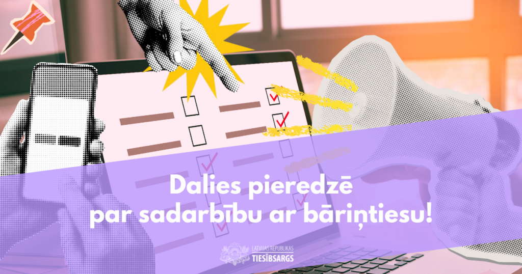 Cilvēks aizpilda anketu datorā un tur tālruni. Datora ekrānā ir aptaujas jautājumi ar rūtiņām, no kurām vairākas ir atzīmētas, tekstā Dalies pieredzē par sadarbību ar bāriņtiesu!"