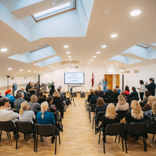 Pasākuma dalībnieki un klausītāji zālē