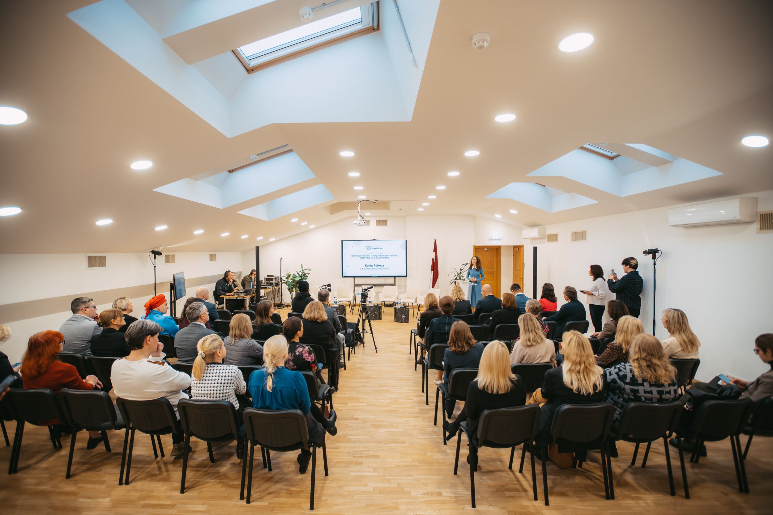 Pasākuma dalībnieki un klausītāji zālē