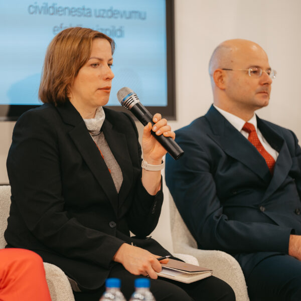 Līga Stafecka, domnīcas “Providus” direktores vietniece un vadošā pētniece labas pārvaldības un pretkorupcijas jautājumos, Edvīns Danovskis, Latvijas Universitātes Juridiskās fakultātes dekāns, asociētais profesors