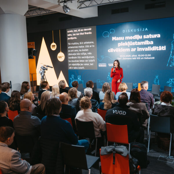 Tiesībsardze Karina Palkova uzrunā pasākuma apmeklētājus