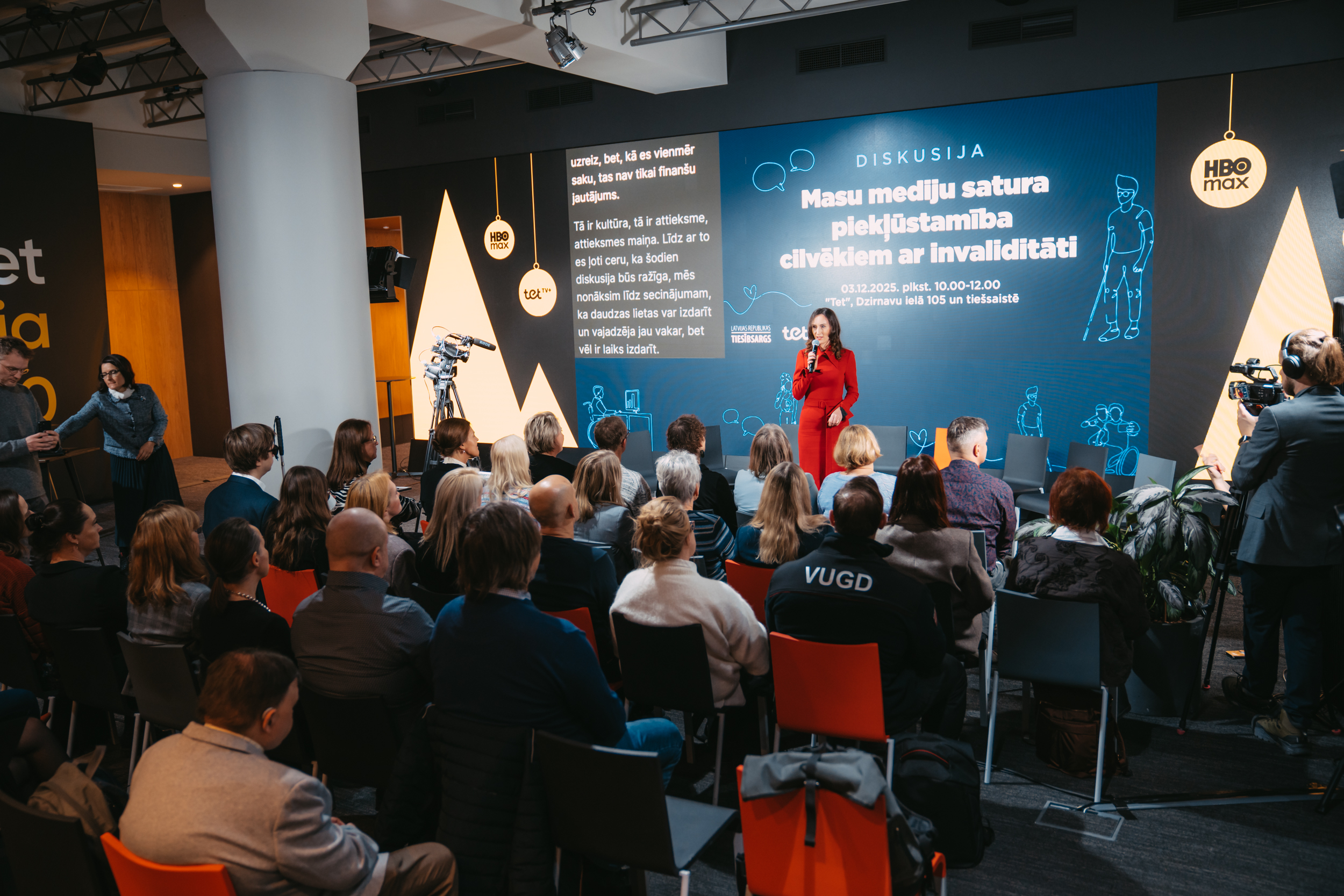 Tiesībsardze Karina Palkova uzrunā pasākuma apmeklētājus