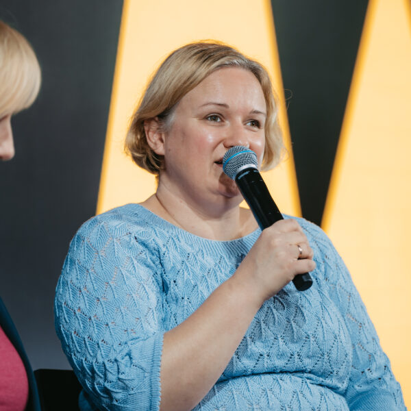 Diskusijas moderatore Anda Rožukalne un biedrības Redzi mani pārstāve Līga Ķikute