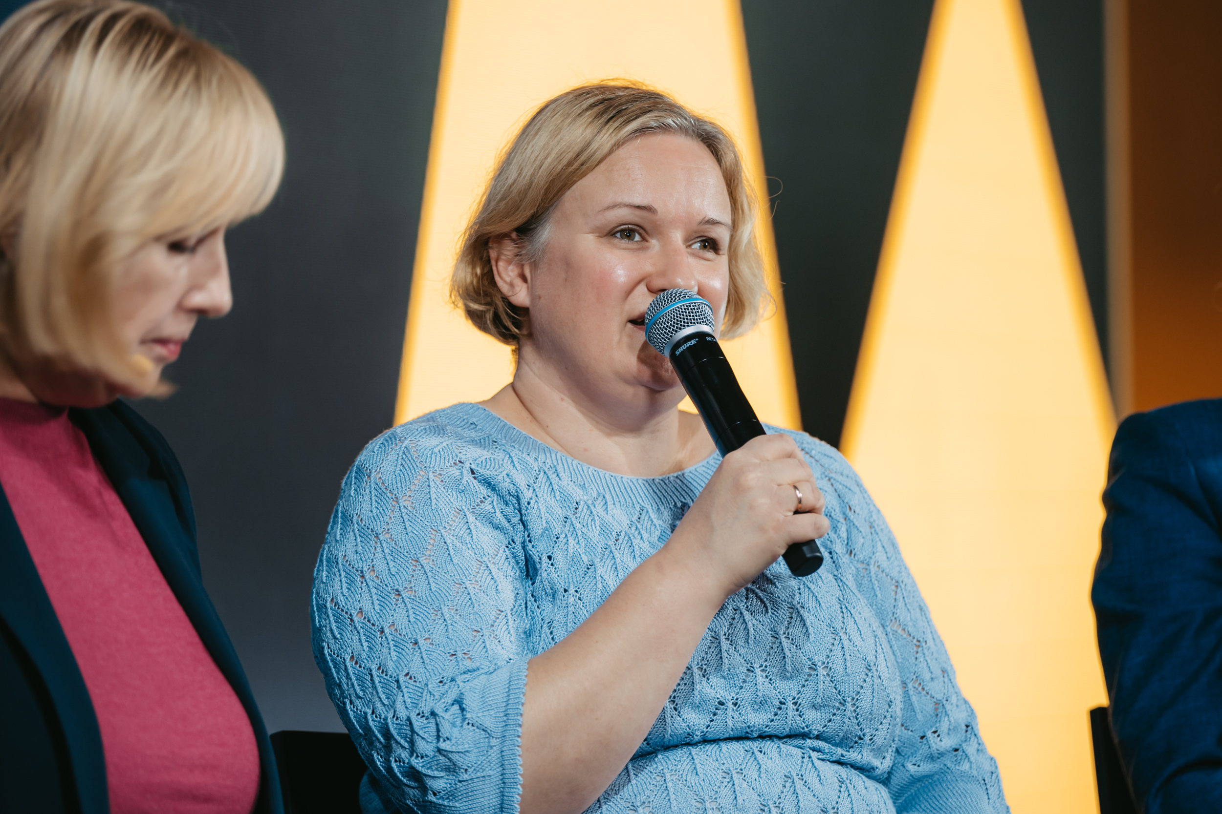 Diskusijas moderatore Anda Rožukalne un biedrības Redzi mani pārstāve Līga Ķikute