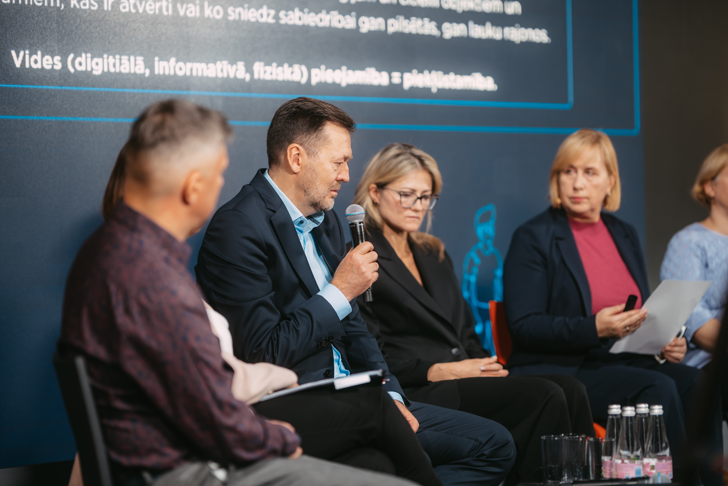 Diskusijas dalībnieki, no kreisās Ivars Kalniņš, Ieva Aile, Edmunds Apsalons, Ieva Kalderauska, moderatore Anda Rožukalne