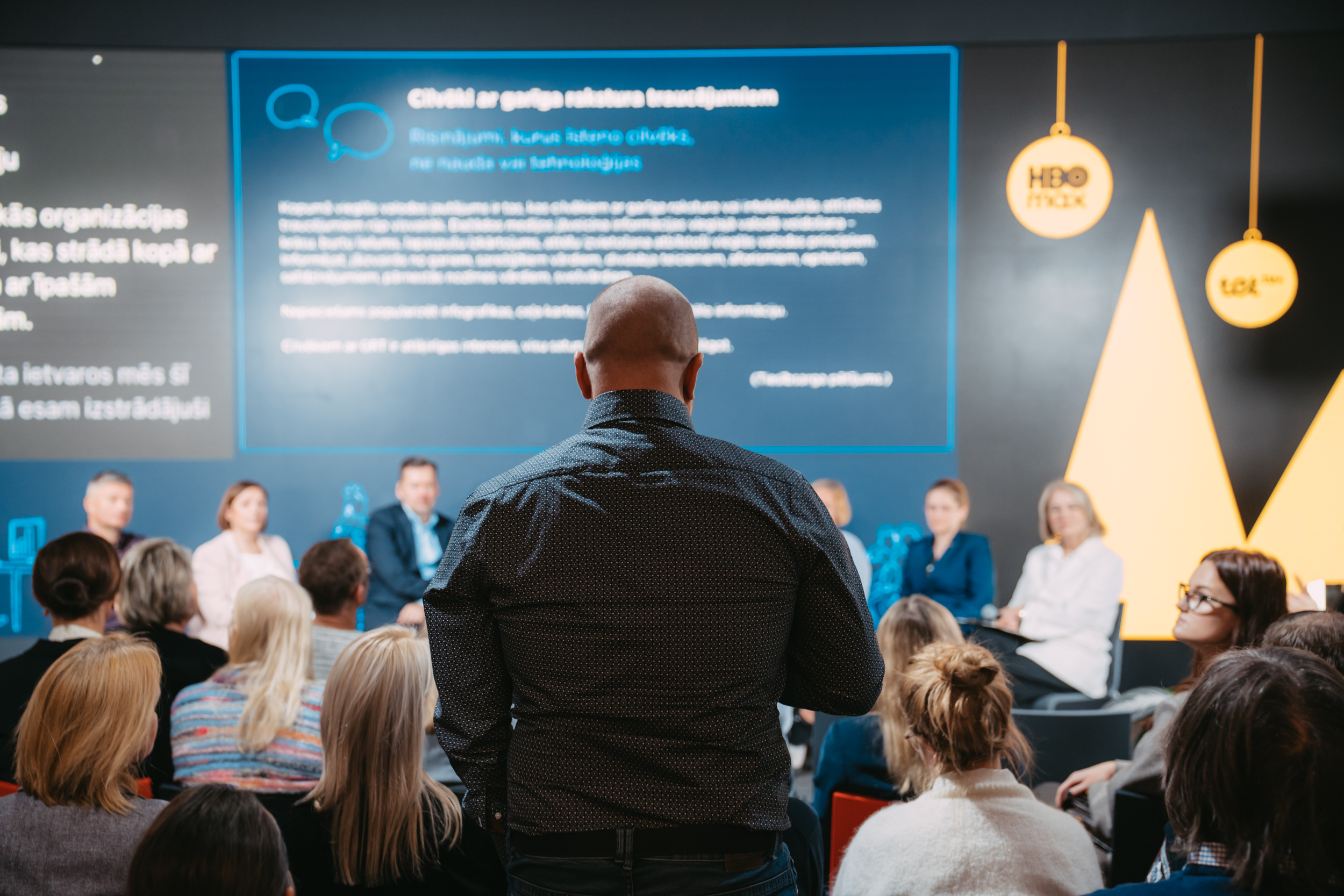 Pasākuma apmeklētāji iesaistās diskusijā