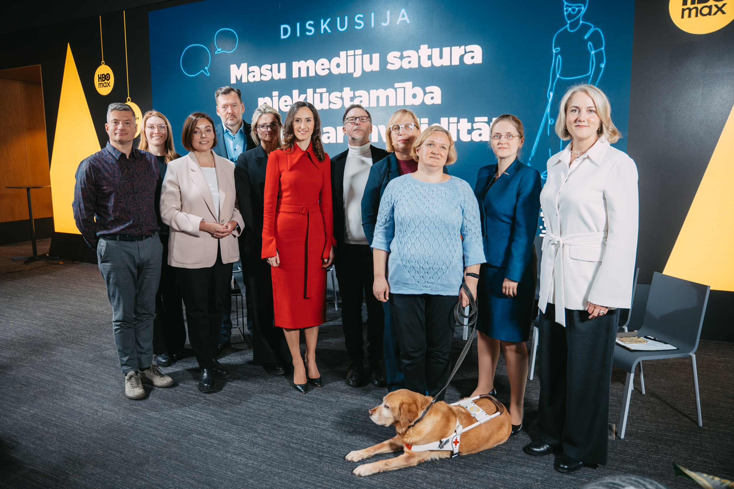 Diskusijas dalībnieki. No kreisās Ivars Kalniņš, Ieva Solovjova, Ieva Aile, Edmunds Apsalons, Ieva Kalderauska, Karina Palkova, Ivars Balodis, Anda Rožukalne, Līga Ķikute un suns-asistents Rīga, Anete Ilves, Adriāna Kauliņa