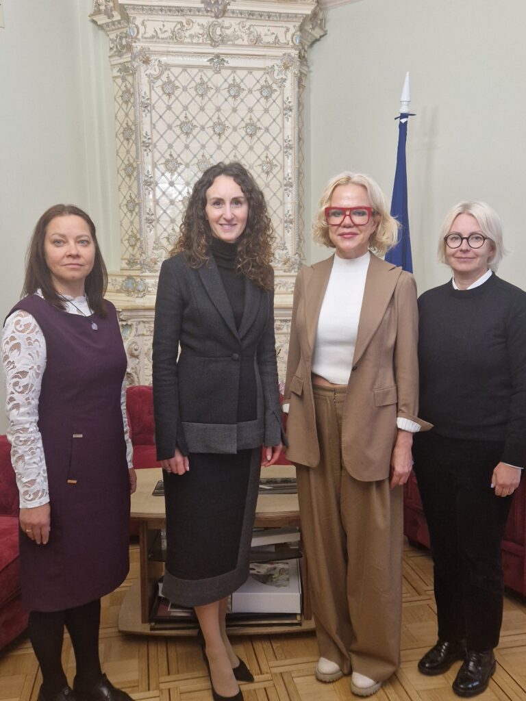 Attēlā no kreisās: Tiesībsarga biroja Sociālo, ekonomisko un kultūras tiesību nodaļas vadītāja Ineta Rezevska, tiesībsardze Karina Palkova, nodibinājuma "Hospiss LV" valdes priekšsēdētaja Ilze Neimane-Nešpora un valdes locekle Ilze Zosule.