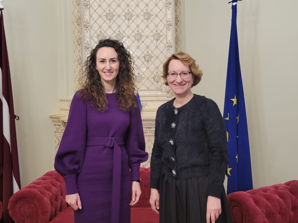 Tiesībsardze Karina Palkova un izglītības un zinātnes ministre Dace Melbārde