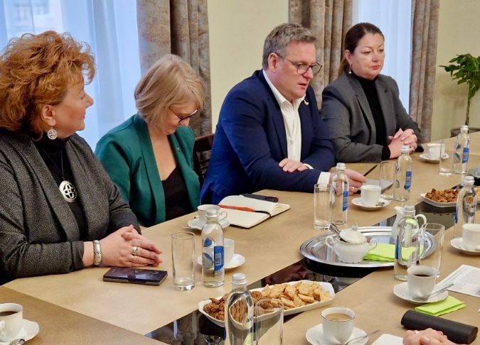 No kreisās: Labklājības departamenta direktore Irēna Kondrāte, Sociālo jautājumu komitejas priekšsēdētāja Inese Andersone, Rīgas domes priekšsēdētājs Viesturs Kleinbergs, Labklājības departamenta direktora biroja vadītāja Ivonna Grīnvalde