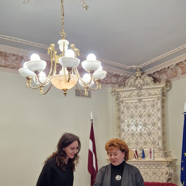 Tiesībsardze Karina Palkova un Labklājības departamenta direktore Irēna Kondrāte