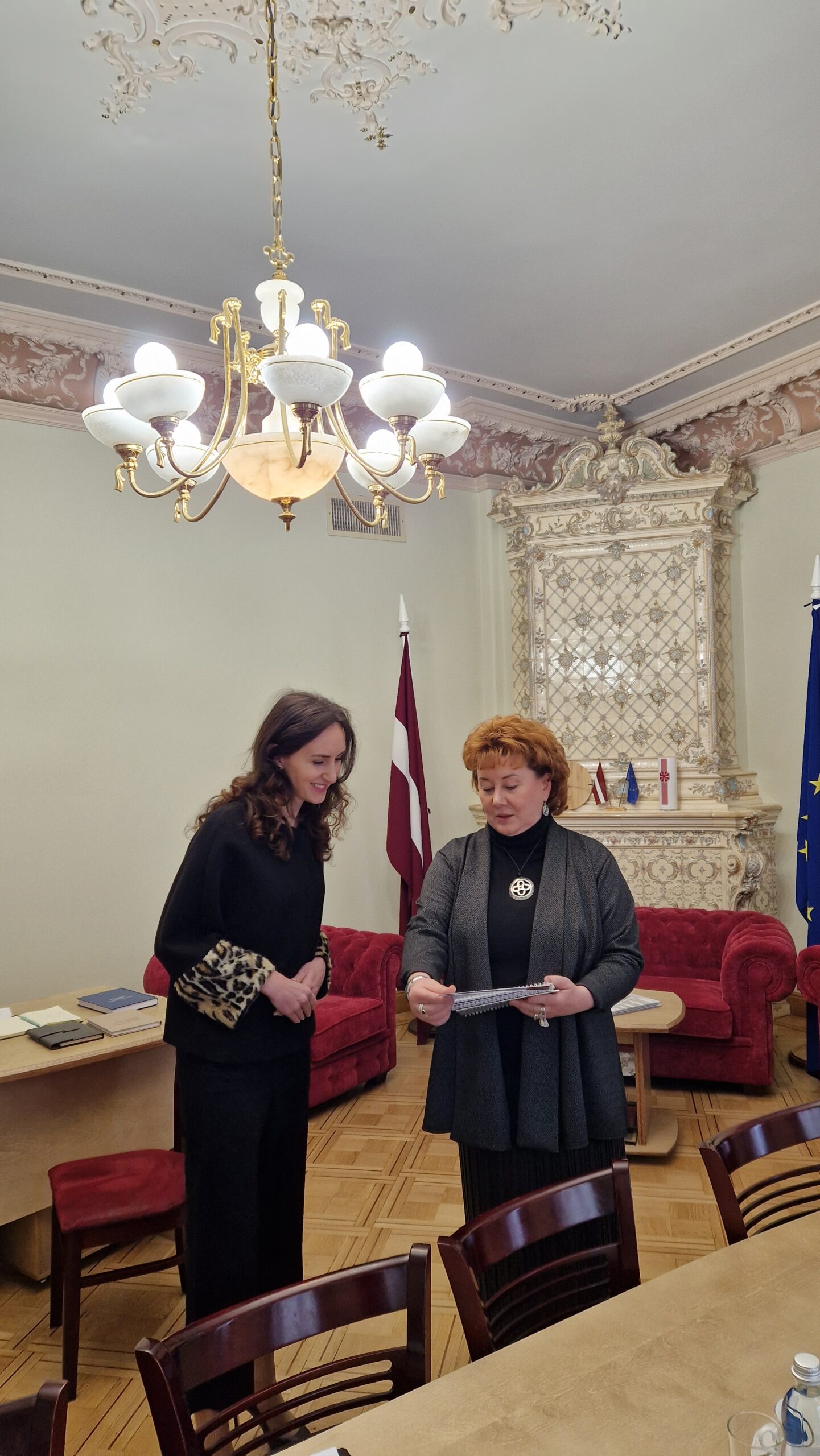 Tiesībsardze Karina Palkova un Labklājības departamenta direktore Irēna Kondrāte