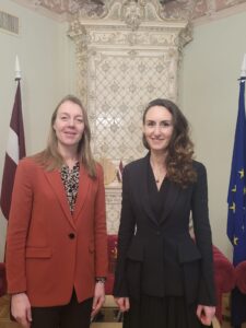 Norvēģijas Karalistes vēstniece Latvijā Īne Morenga un tiesībsardze Karina Palkova