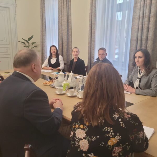 No kreisās: Ineta Rezevska, Tiesībsarga biroja Sociālo, ekonomisko un kultūras tiesību nodaļas vadītāja, Laila Grāvere, Bērnu tiesību nodaļas vadītāja, Oskars Balodis, Tiesībsardzes padomnieks stratēģiskās komunikācijas jomā, Karina Palkova, tiesībsardze