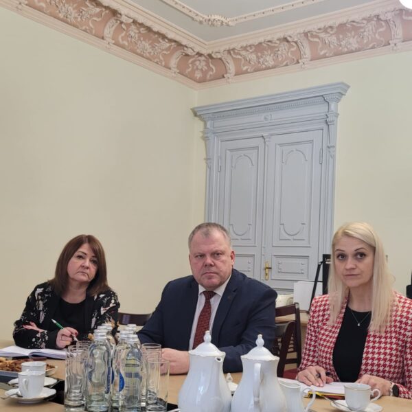 No kreisās: Ilze Rudzīte – LPS Padomniece veselības un sociālajos jautājumos Gints Kaminskis – LPS priekšsēdētājs Liene Užule - LPS Komunikācijas padomniece, Komunikācijas nodaļas vadītāja