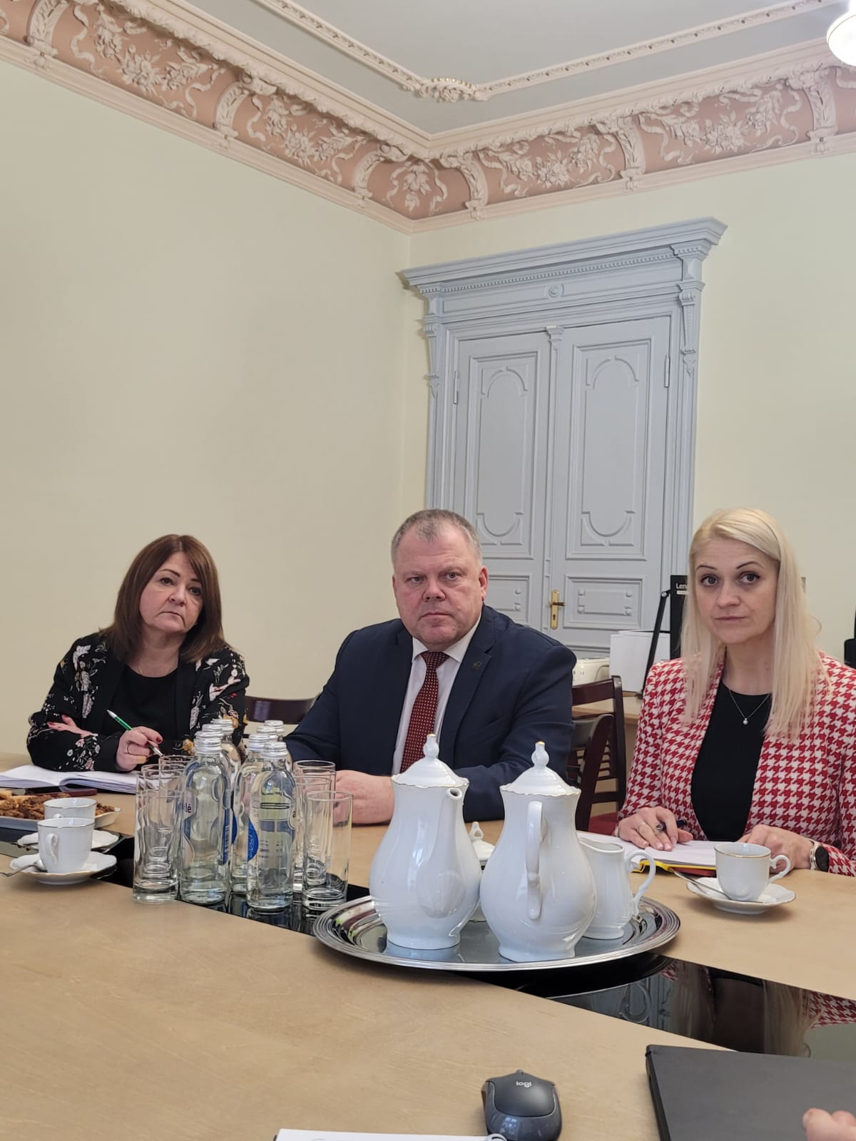 No kreisās: Ilze Rudzīte – LPS Padomniece veselības un sociālajos jautājumos Gints Kaminskis – LPS priekšsēdētājs Liene Užule - LPS Komunikācijas padomniece, Komunikācijas nodaļas vadītāja