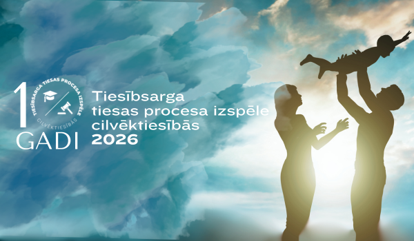 10 gadi Tiesībsarga tiesas procesa izspēle cilvēktiesībās 2026. Fonā redzami vīrieša, sievietes un gaisā pacelta bērna silueti pret gaišām, mākoņainām debesīm.