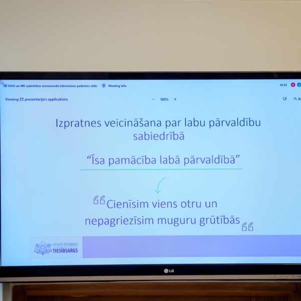 Monitors rāda prezentāciju ar tekstu: 