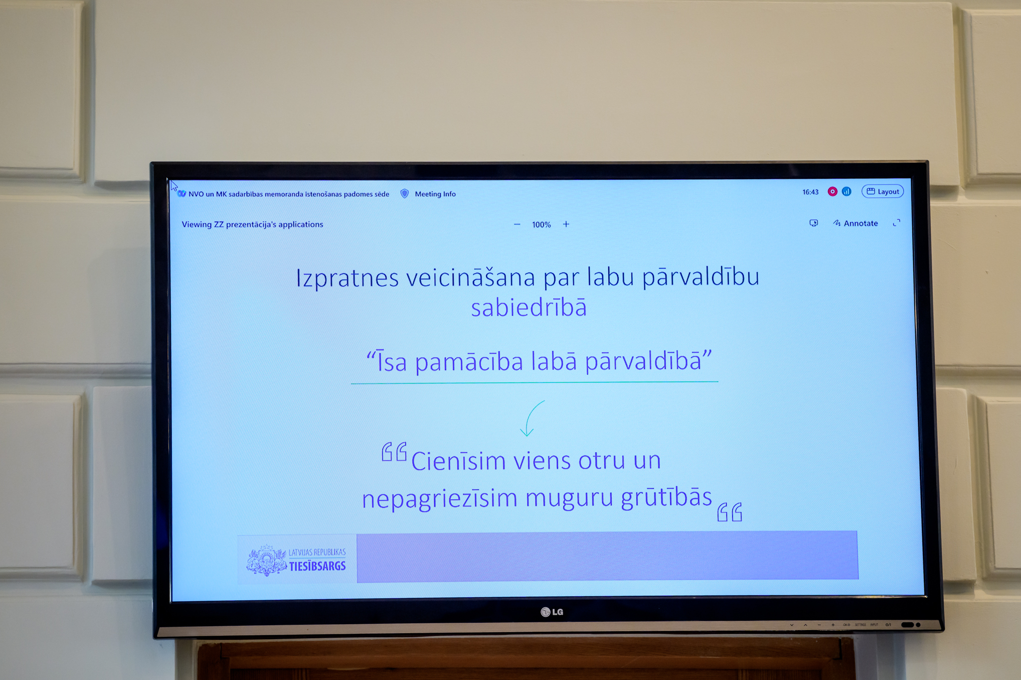 Monitors rāda prezentāciju ar tekstu: 
