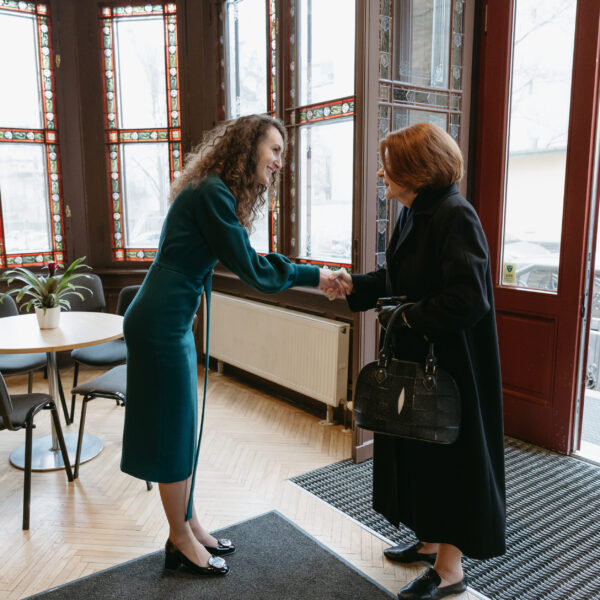 Tiesībsardze Karina Palkova sagaida Valsts prezidenti (1999-2007) Vairu Vīķi-Freibergu