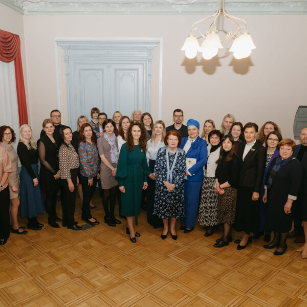 Valsts prezidentes (1999-2007) Vairas Vīķes-Freibergas foto ar Tiesībsarga biroja kolektīvu