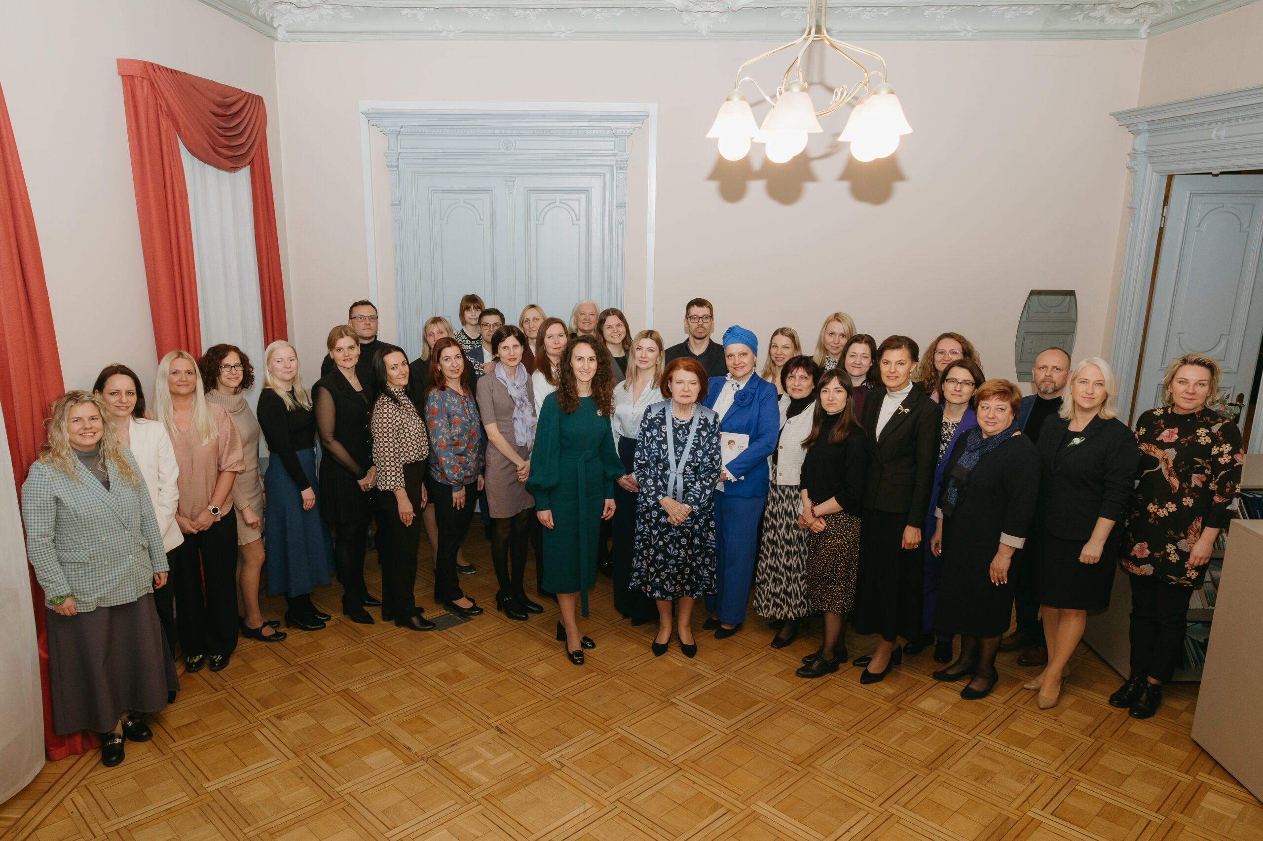 Valsts prezidentes (1999-2007) Vairas Vīķes-Freibergas foto ar Tiesībsarga biroja kolektīvu