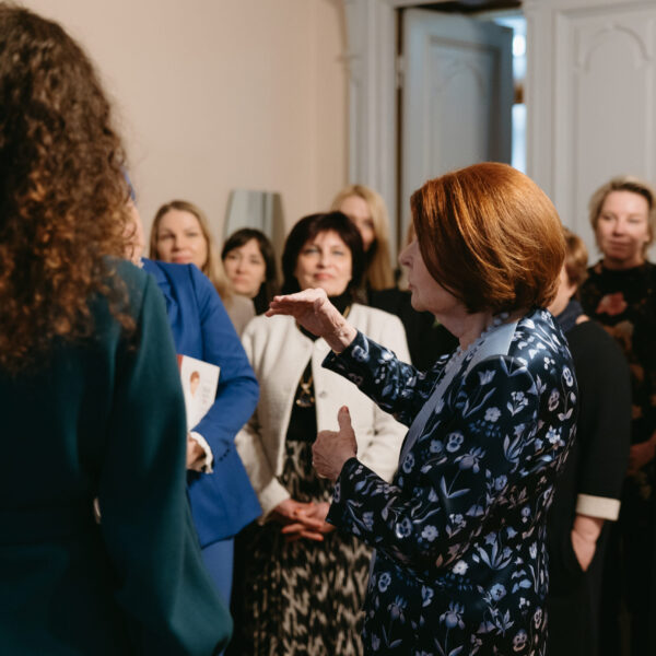 Valsts prezidente (1999-2007) Vaira Vīķe-Freiberga uzrunā Tiesībsarga biroja kolektīvu