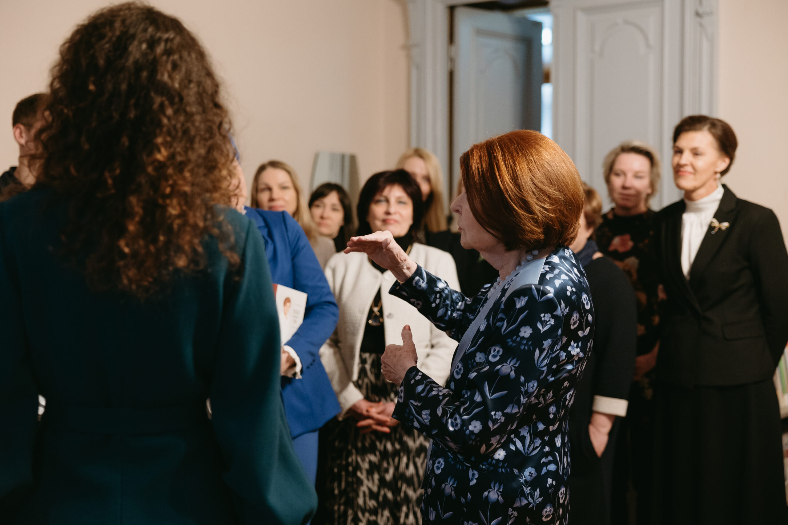 Valsts prezidente (1999-2007) Vaira Vīķe-Freiberga uzrunā Tiesībsarga biroja kolektīvu