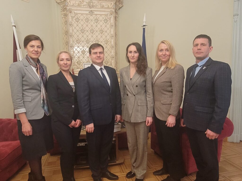 No kreisās tikšanās dalībnieki:
1. Ineta Piļāne, Tiesībsarga biroja Pilsonisko un politisko tiesību nodaļas vadītāja; 2. Tatjana Trocka
Ieslodzījuma vietu pārvaldes
Priekšnieka vietniece, pulkvede, Dmitrijs Kaļins, Ieslodzījuma vietu pārvaldes priekšnieks, Karina Palkova, Latvijas Republikas tiesībsardze, Zanda Rūsiņa, Tiesībsarga biroja Nacionālā preventīvā mehānisma nodaļas vadītāja, Ojārs Kārkliņš, Ieslodzījuma vietu pārvaldes
Priekšnieka vietnieks