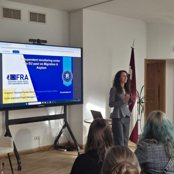 Tiesībsardze Karina Palkova uzrunā pasākuma dalībniekus