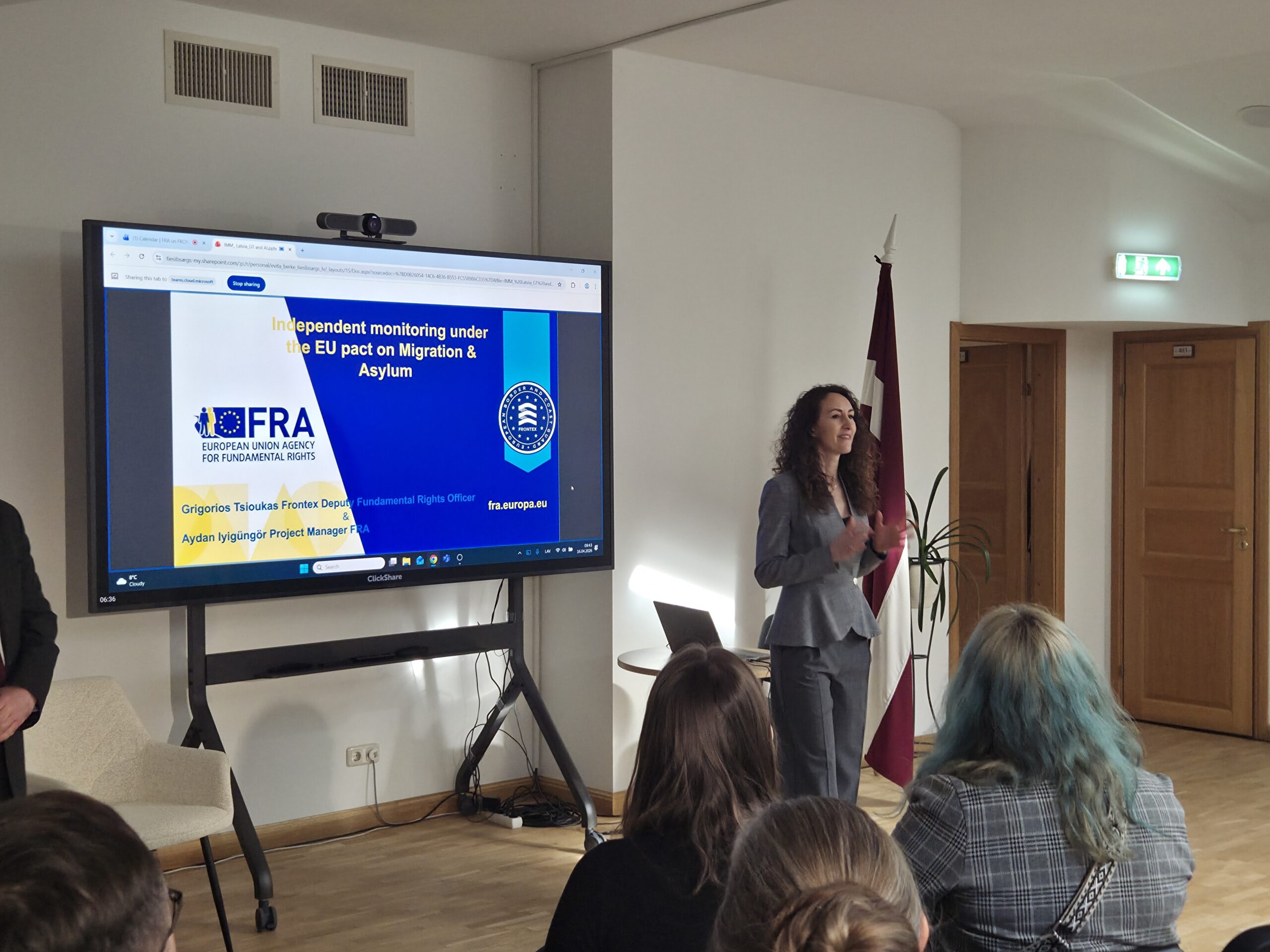 Tiesībsardze Karina Palkova uzrunā pasākuma dalībniekus