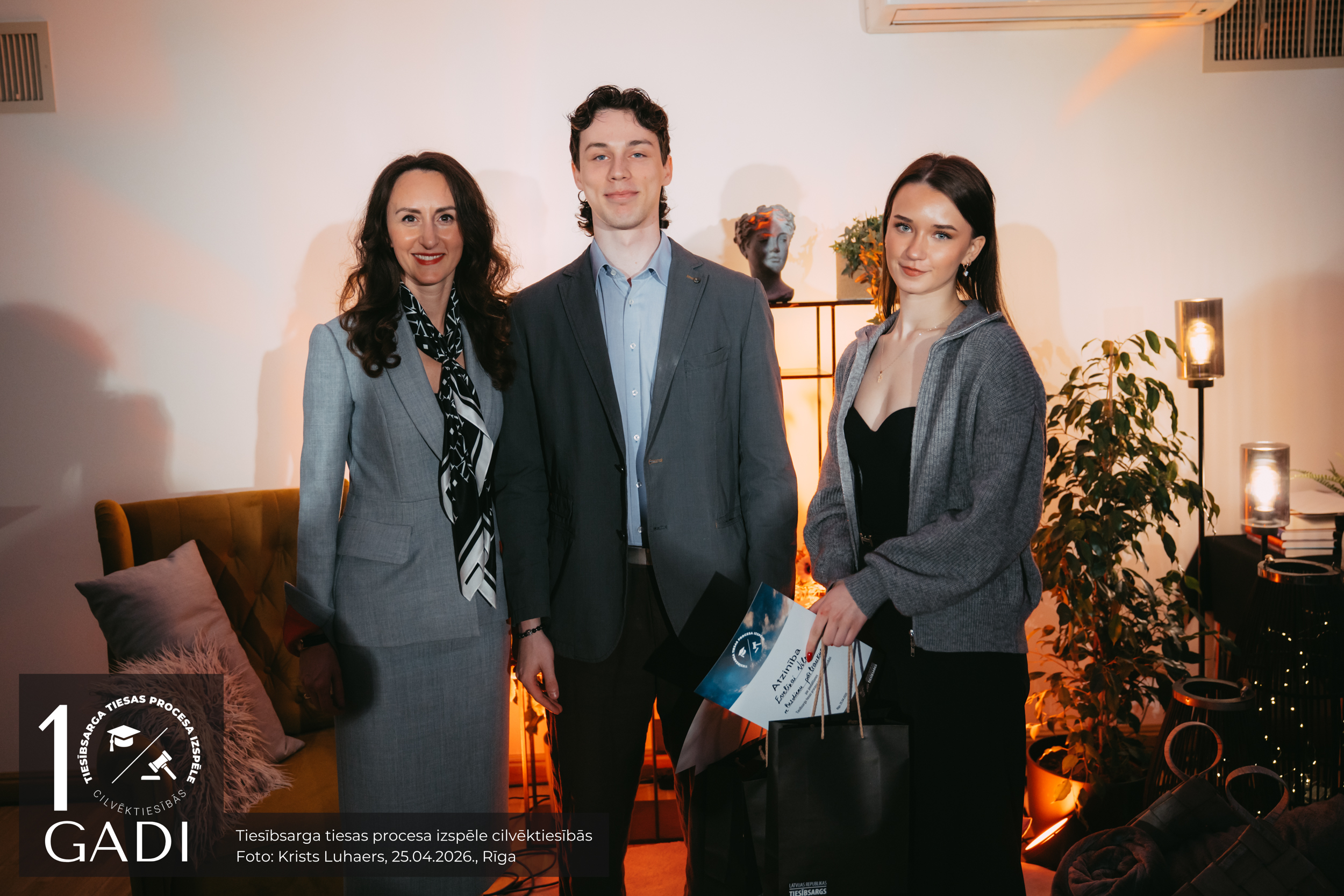 Tiesībsardze Karina Palkova un Biznesa augstskolas “Turība” komandas “Pusdienu pārtraukums” pārstāvji Ardis Heimanis, Evelīna Vilne