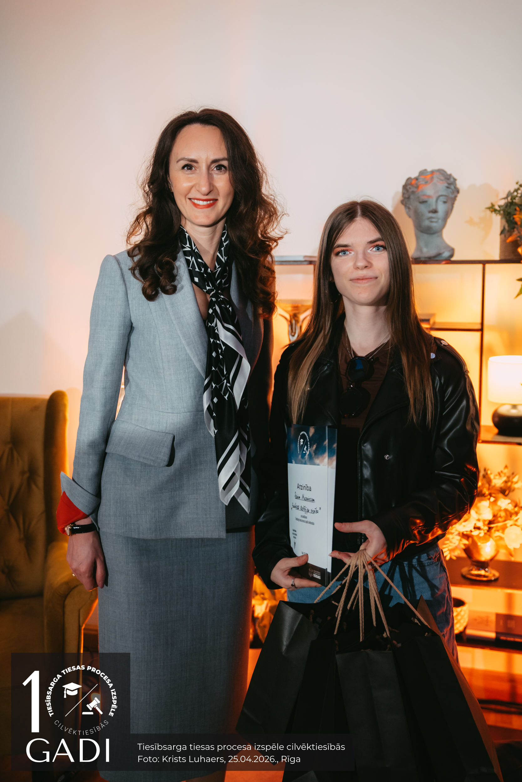 Tiesībsardze Karina Palkova un Biznesa augstskolas “Turība” komandas “Juridiskās stratēģijas vienība” pārstāve Kristiāna Bīmane