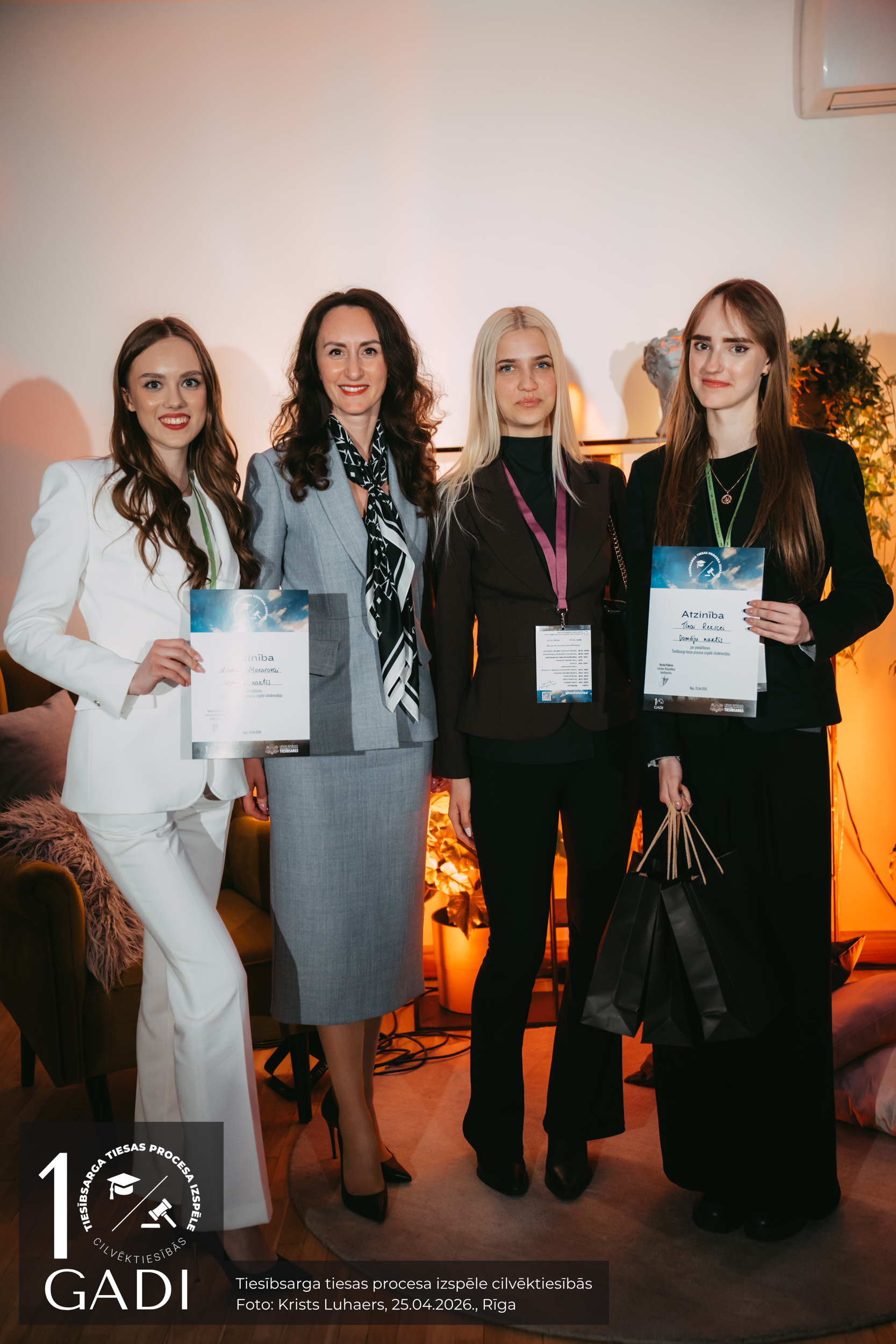 Tiesībsardze Karina Palkova un LU komanda “Domāju naktīs” (Nikola Makarova, Tīna Reksce, trenere – Alise Paškovska);