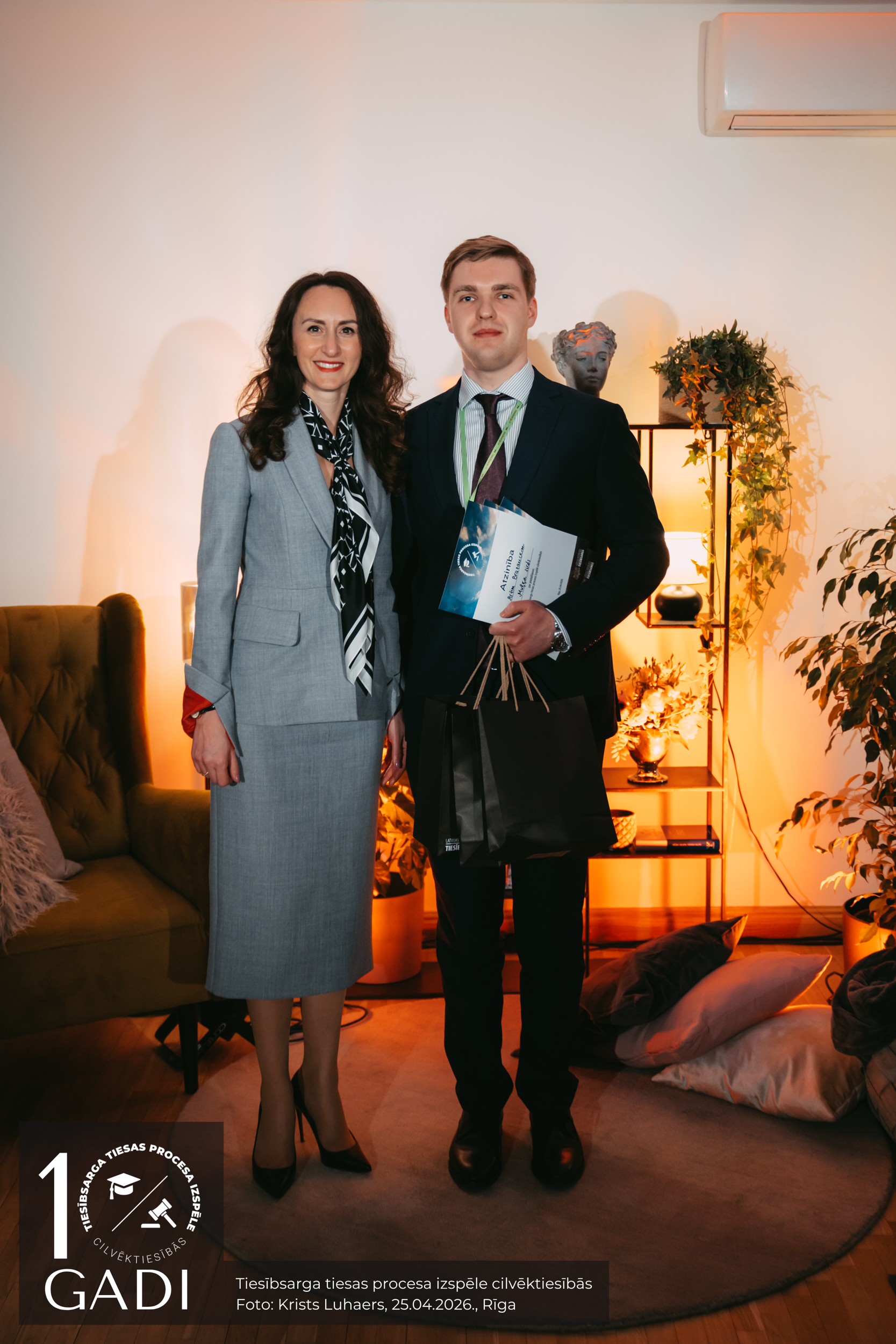 Tiesībsardze Karina Palkova un Latvijas Universitātes komandas “Muļķa sirds” pārstāvis - Artis Brazauckis