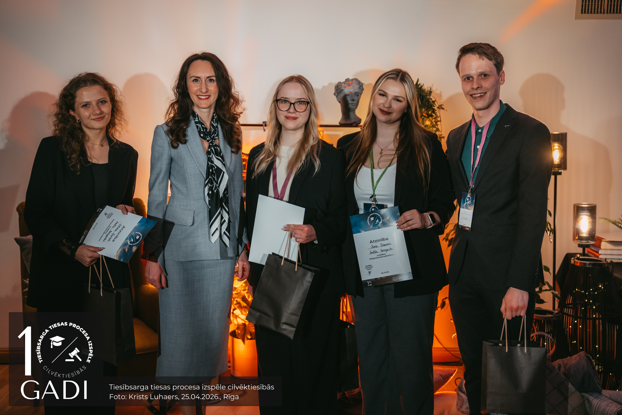 Tiesībsardze Karina Palkova un Rīgas Juridiskās augstskolas komanda “Smilšu terapeites” - Elīza Ķirķe, Ieva Demme, Guna Bjalkovska, treneris - Deniss Ovčarenko