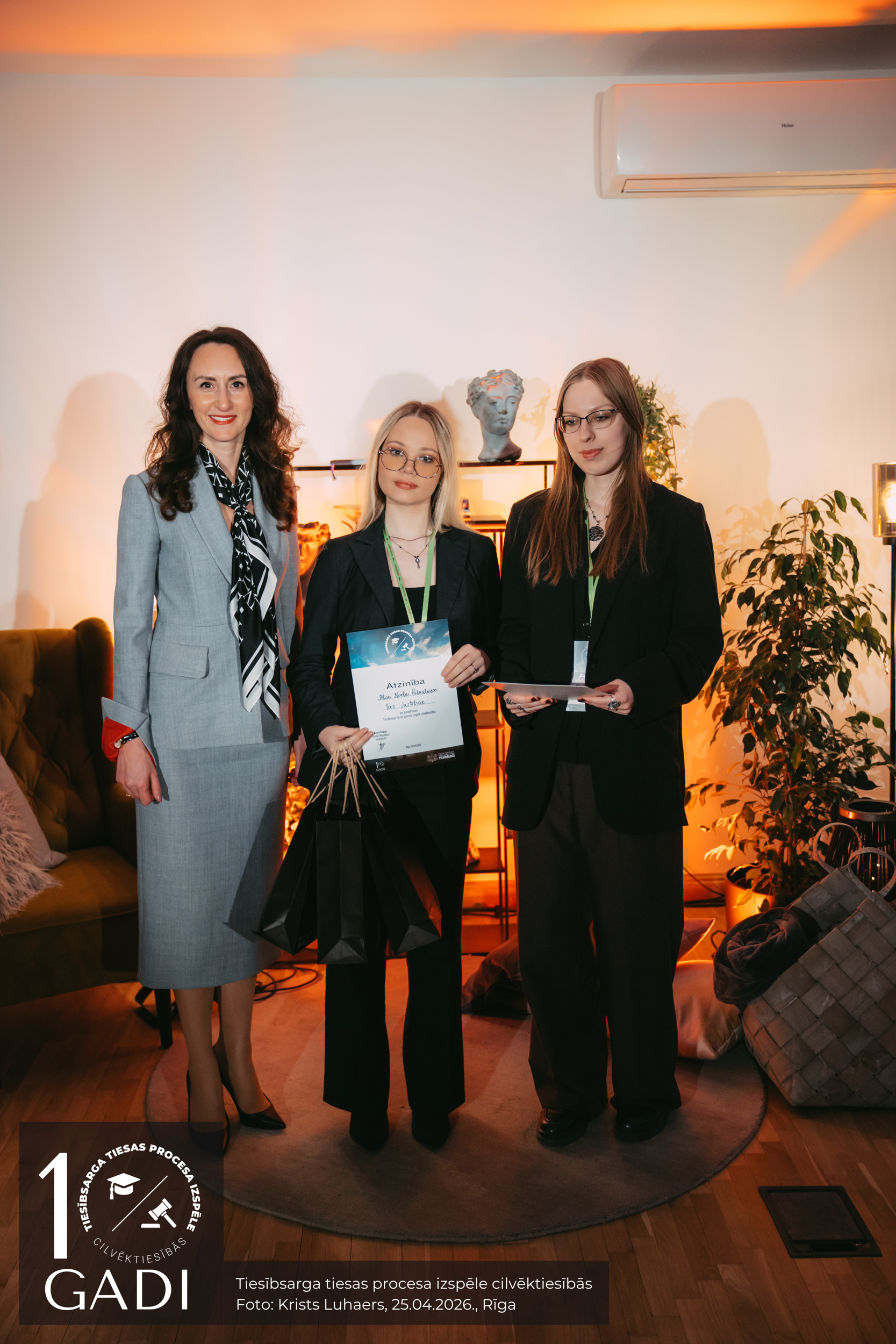 Tiesībsardze Karina Palkova un Rīgas Juridiskās augstskolas komanda “Tres Justitiae” Alise Noela Patmalniece, Līna Pērkone
