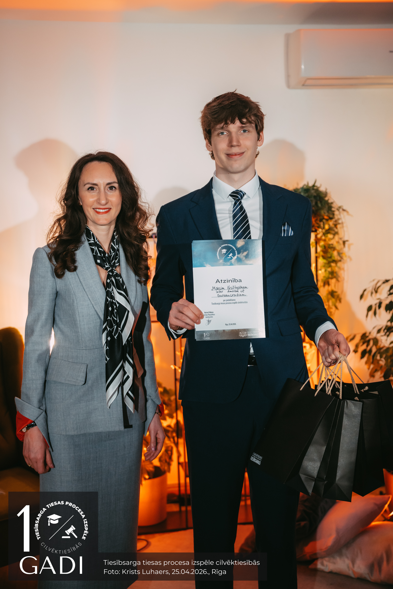 Tiesībsardze Karina Palkova un Rīgas Juridiskās augstskolas un Latvijas Universitātes apvienotās komandas “Inter Amorem et Bureaucratiam” pārstāvis Mārcis Krištopāns