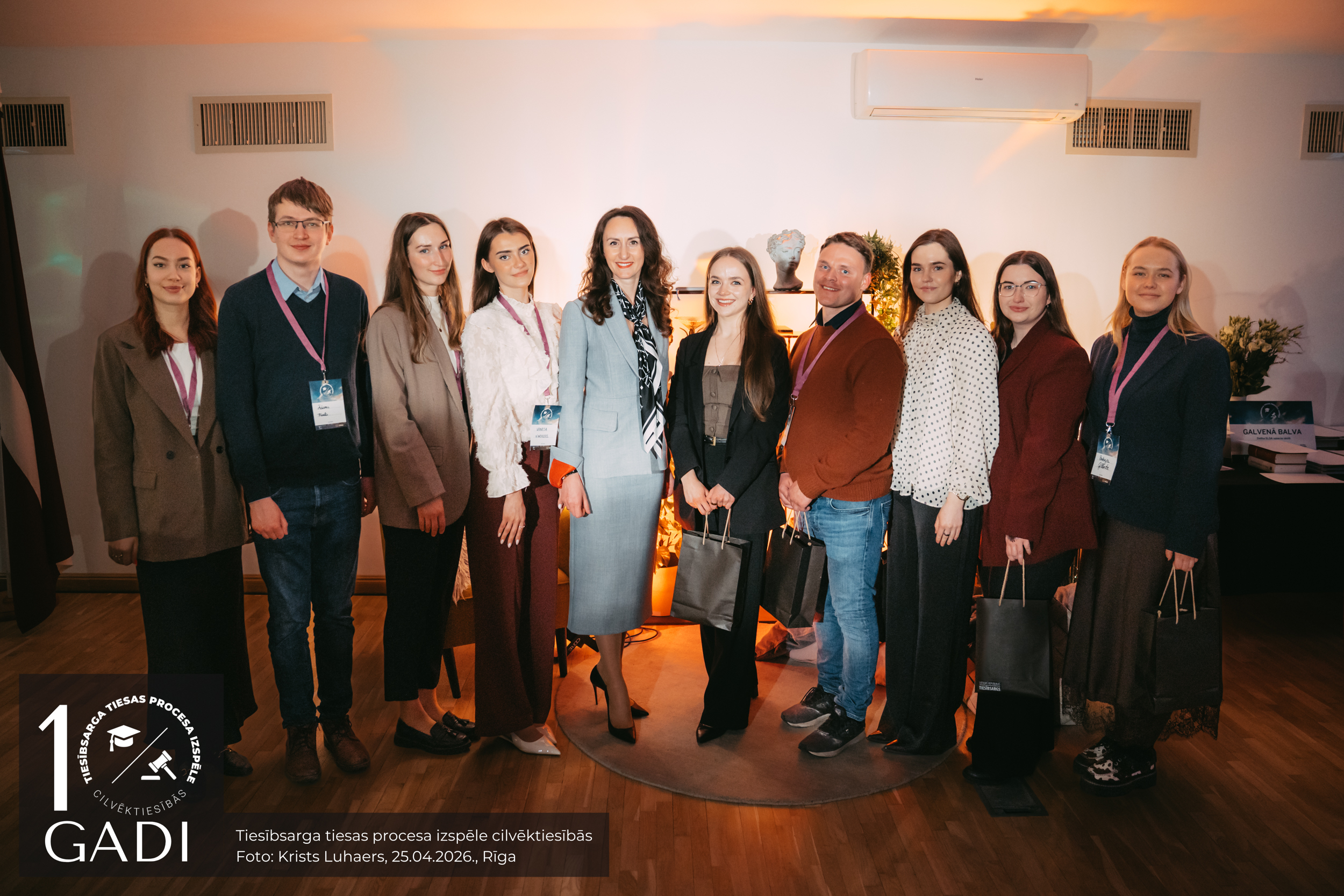 Tiesībsardze Karina Palkova un iepriekšējo gadu izspēļu dalībnieki, šoreiz - tiesnešu lomā