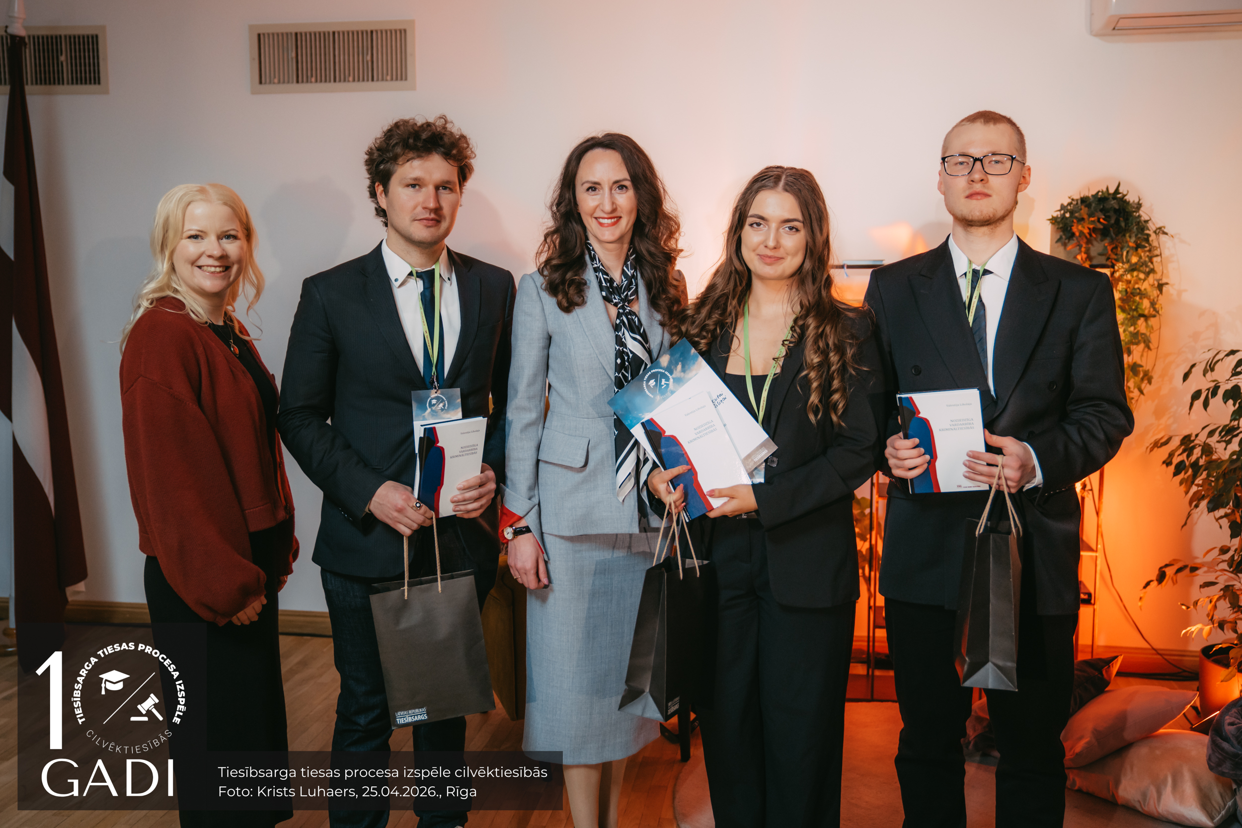 Tiesībsardze Karina Palkova un Latvijas Universitātes komanda “Protectio familiae”- Daniils Rudass, Keita Šiliņa, Arnis Žilvinskis, saņem balvu nominācijā - “Labākā rakstiskā pozīcija”