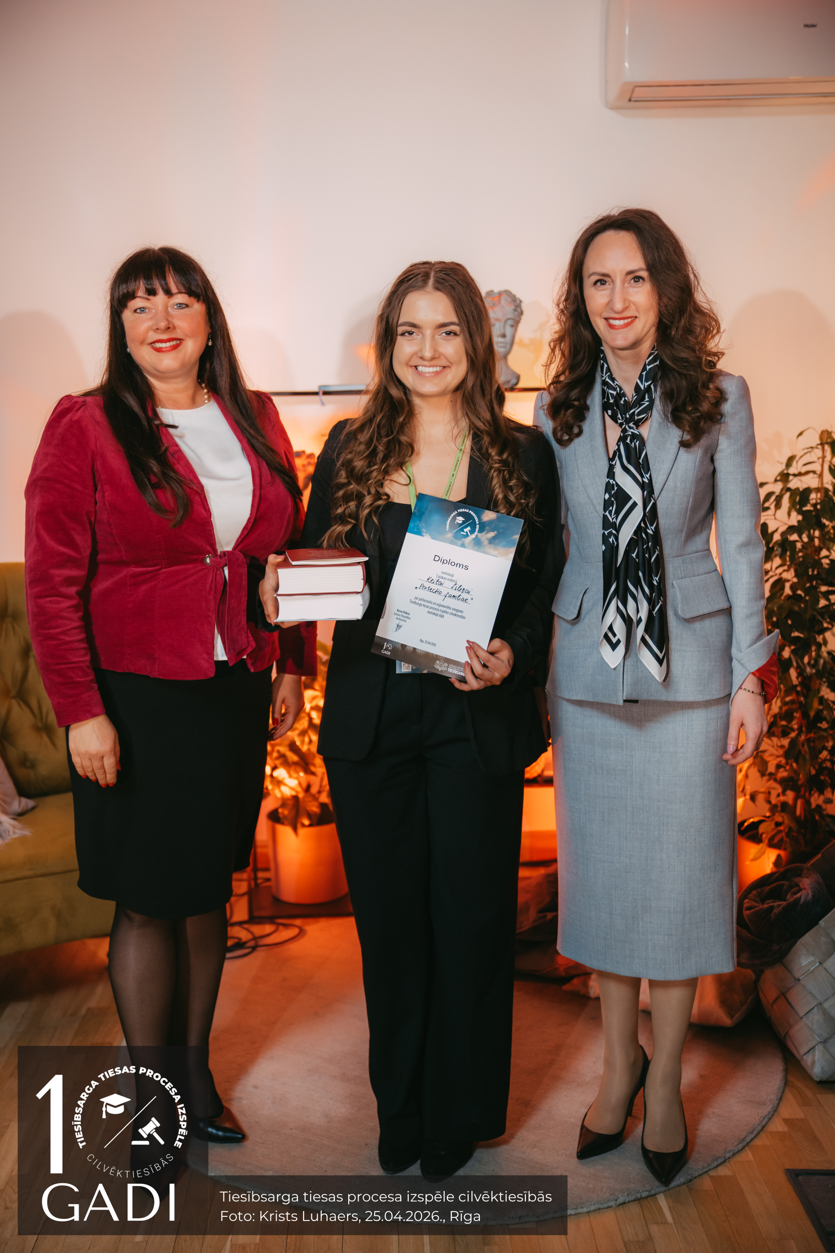 Tiesībsardze Karina Palkova, Augstākās tiesas senatore Zane Pētersone un Latvijas Universitātes komandas “Protectio familiae” dalībniece Keita Šiliņa saņem balvu nominācijā - “Labākais orators”