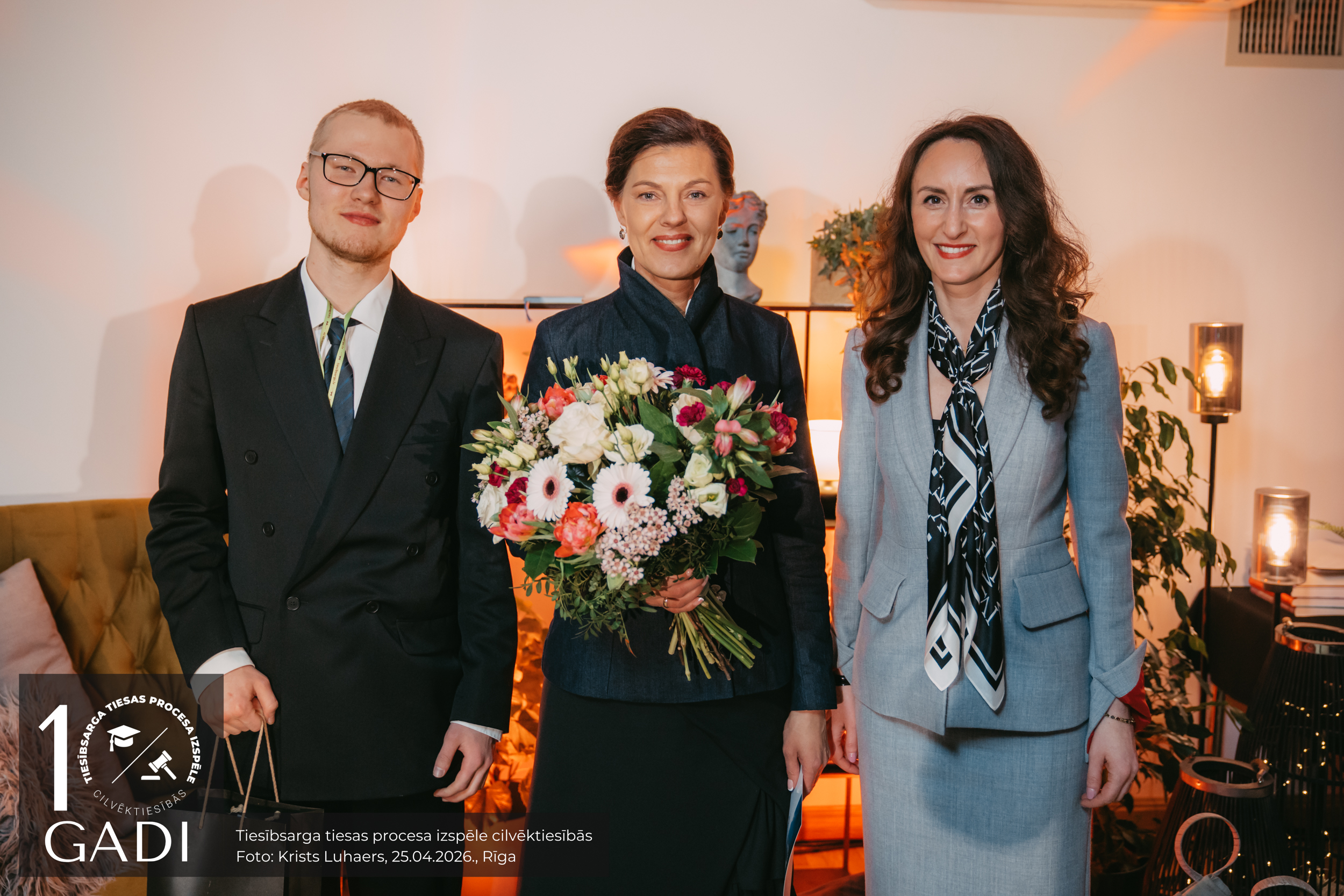 Tiesībsardze Karina Palkova un Latvijas Universitātes komandas “Protectio familiae” pārstāvis Daniils Rudass pasniedz balvu nominācijā - “Labākais tiesnesis” fināla dalībnieku vērtējumā Tiesībsarga biroja Pilsonisko un politisko tiesību nodaļas vadītājai, tiesībsardzes vietniecei Inetai Piļānei