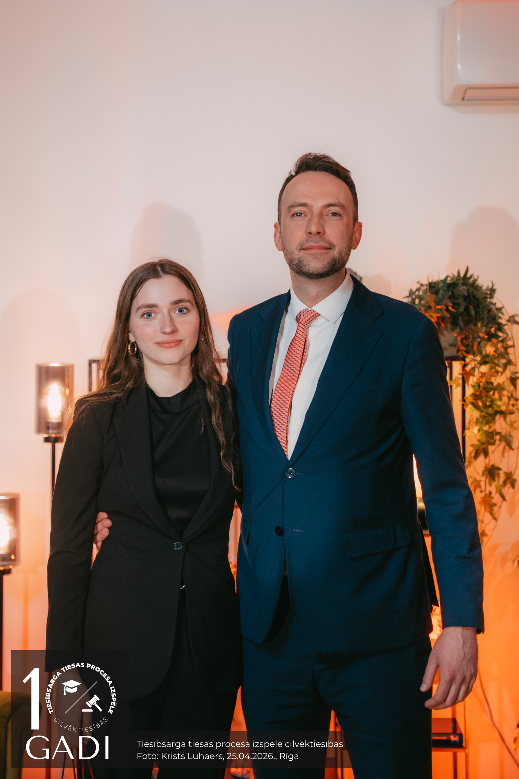 Satversmes tiesas priekšsēdētājas padomnieks Andrejs Stupins-Jēgers pasniedz speciālo balvu Latvijas Universitātes komandas “Tiesiskuma sargi” dalībniecei Kitijai Dongai