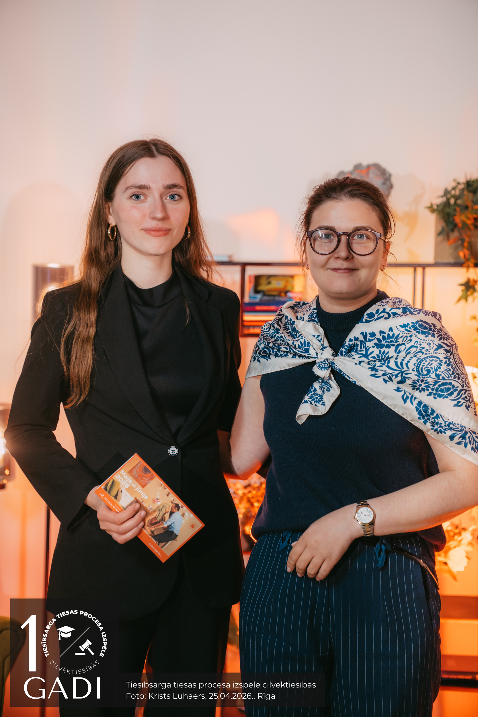 Latvijas pārstāve starptautiskajās cilvēktiesību institūcijās Elīna Luīze Vītola pasniedz speciālo balvu Latvijas Universitātes komandas “Tiesiskuma sargi” dalībniecei Kitijai Dongai