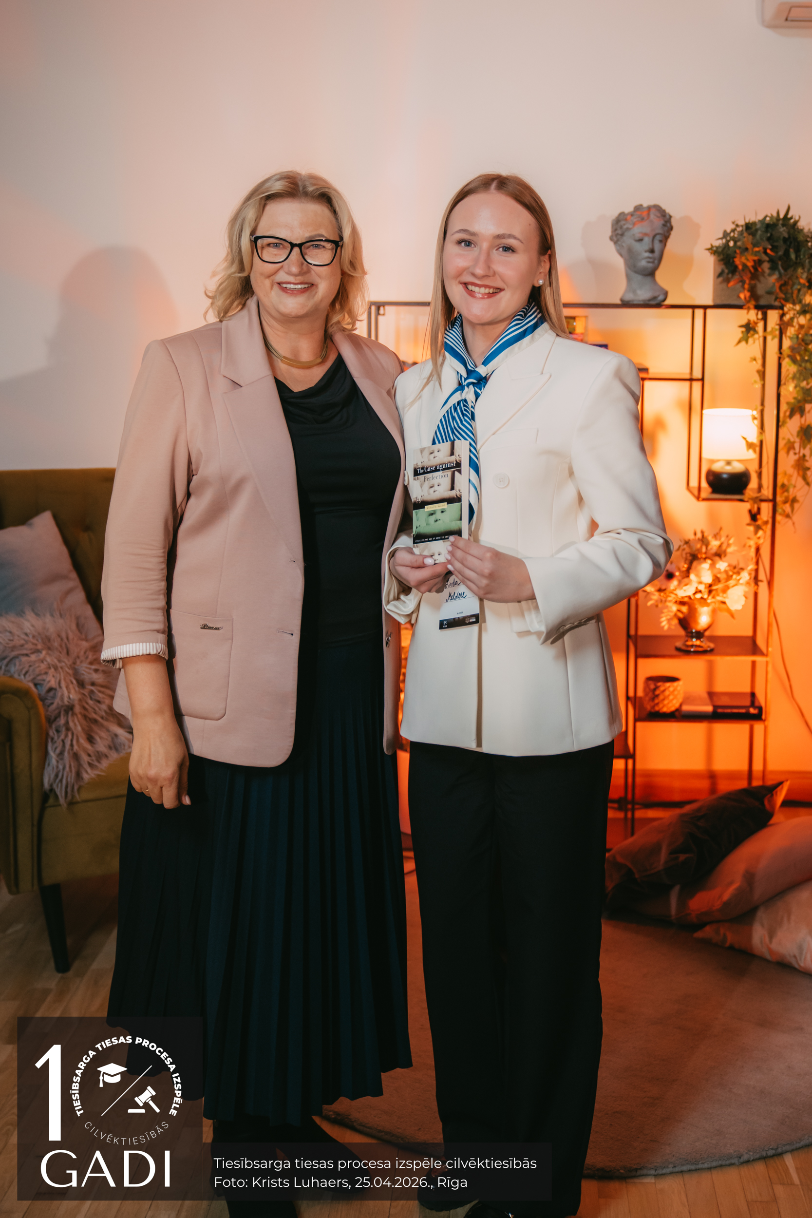 Rīgas Apgabaltiesas tiesnese Ilze Celmiņa speciālo balvu Latvijas Universitātes komandas “Inter duo” dalībniecei Linda Melderei