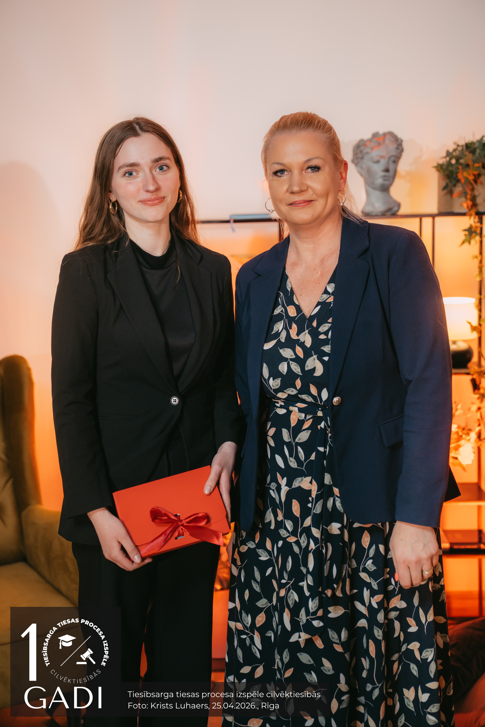 Rīgas Apgabaltiesas tiesnese Ieva Bāliņa pasniedz speciālo balvu Latvijas Universitātes komandas “Tiesiskuma sargi” dalībniecei Kitijai Dongai