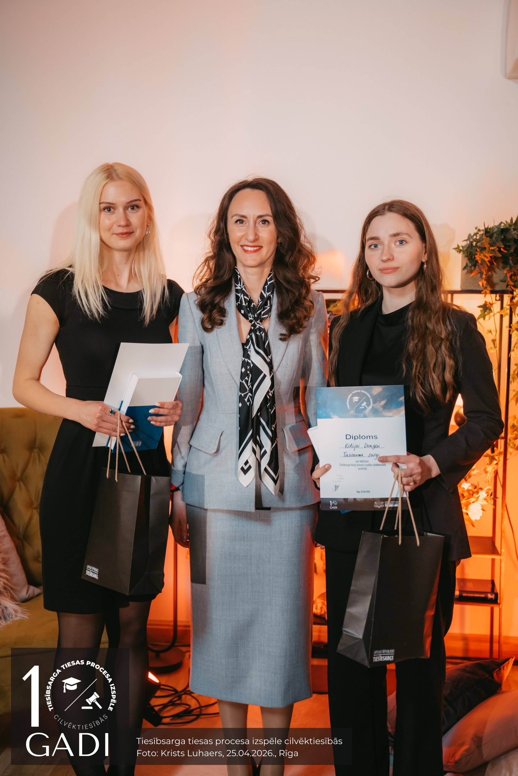 Tiesībsardze Karina Palkova un pusfinālistes - Latvijas Universitātes komanda “Tiesiskuma sargi” - Kitija Donga un Sanija Robežniece